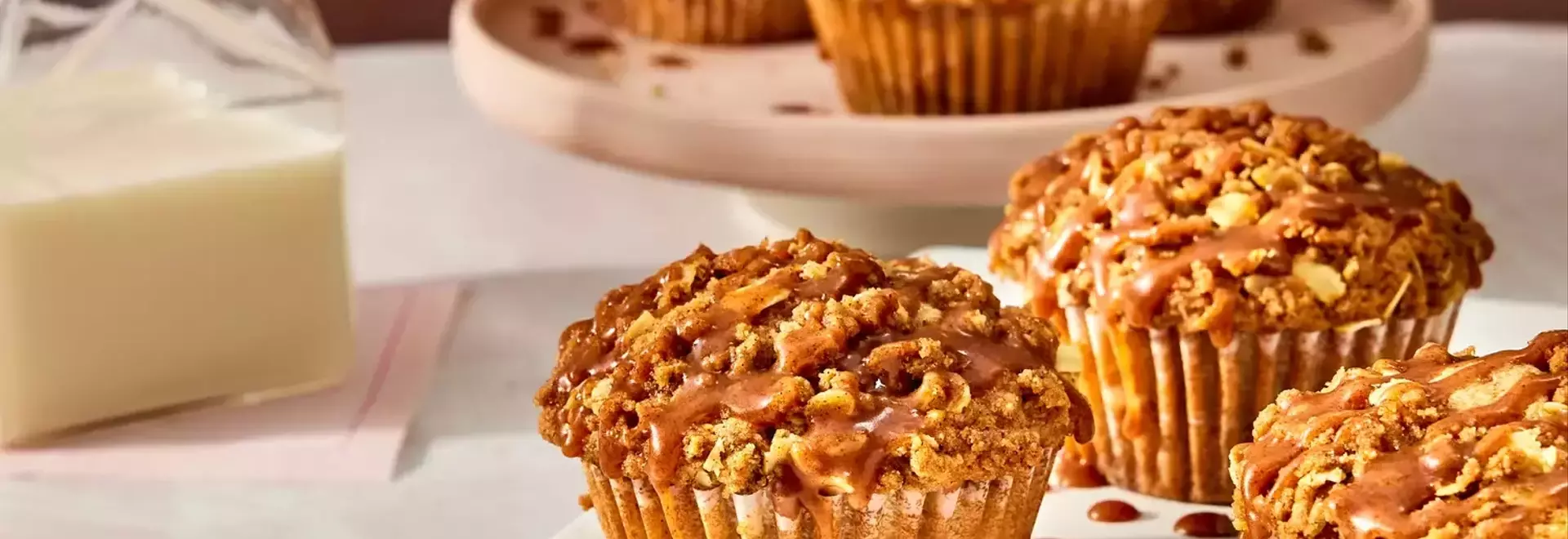 Delectable Apple Pie Muffins with Cinnamon Crumb Topping