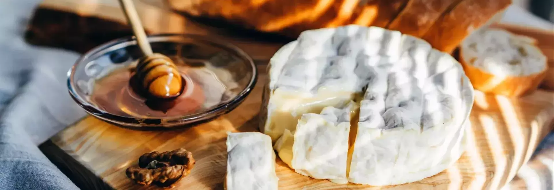 Crafting the Perfect Single-Cheese Board: A Guide to Elegant Entertaining