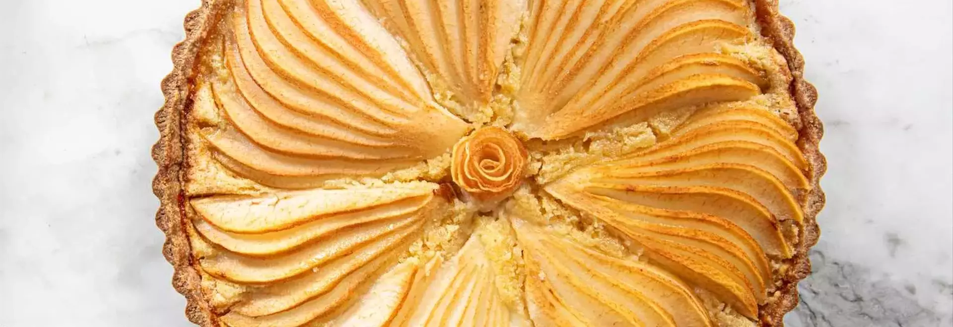 Elegant Pear and Almond Tart: A Simple Yet Sophisticated Dessert