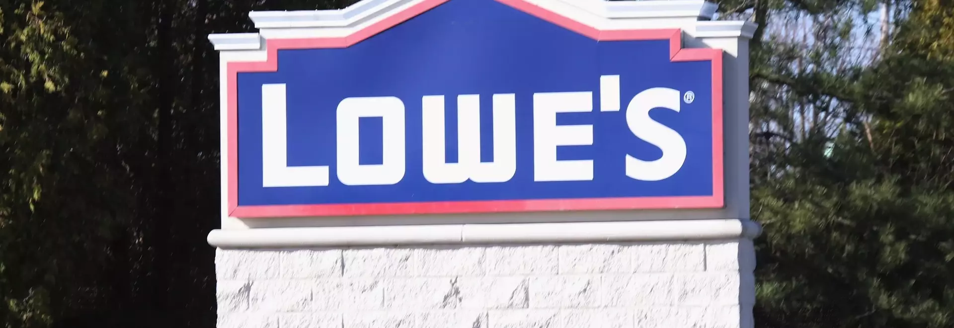 Lowe's Offers Significant Discount on DeWalt 20V Max Batteries