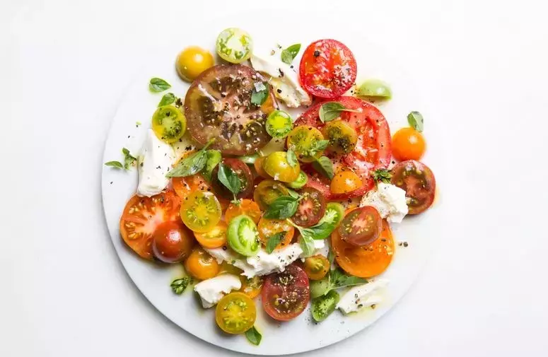 Effortless No-Cook Tomato Sauce for Pasta