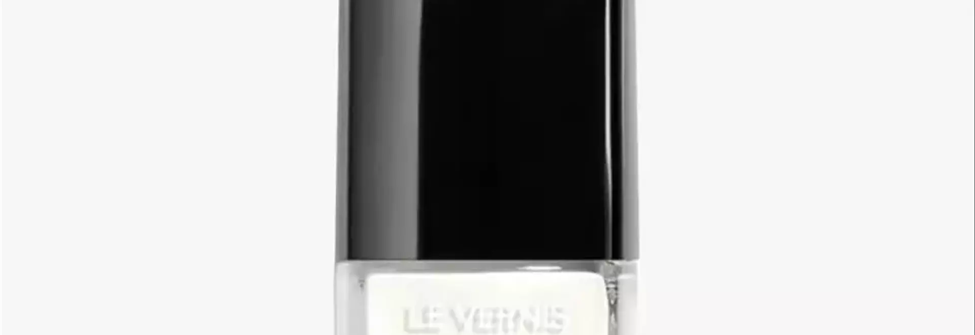 Chic White Nail Art Trends for the Summer Season