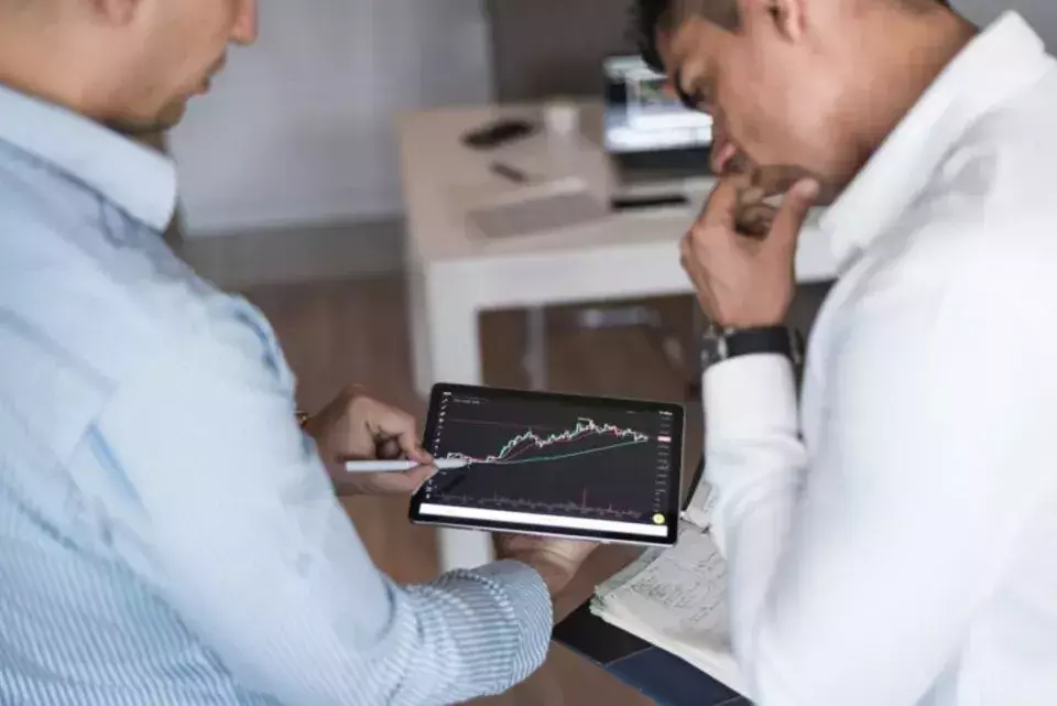Berenberg Maintains Optimistic Outlook on Accenture plc (ACN) Despite Price Target Adjustment