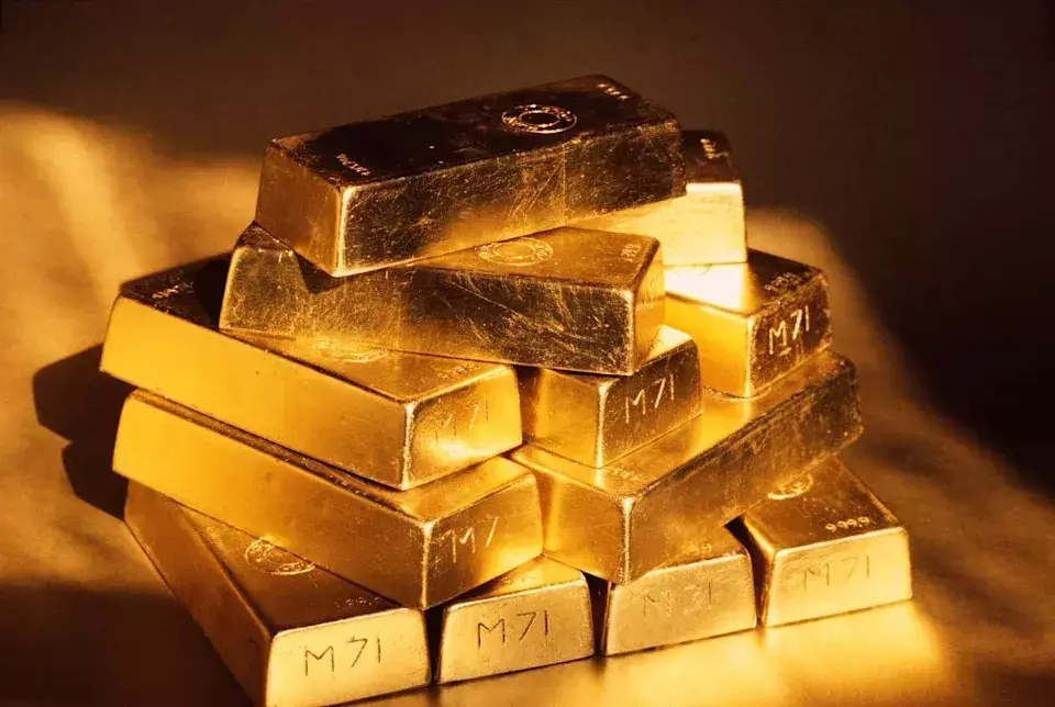Gold Market Downturn: Opportunities in Top Gold Stocks/ETFs