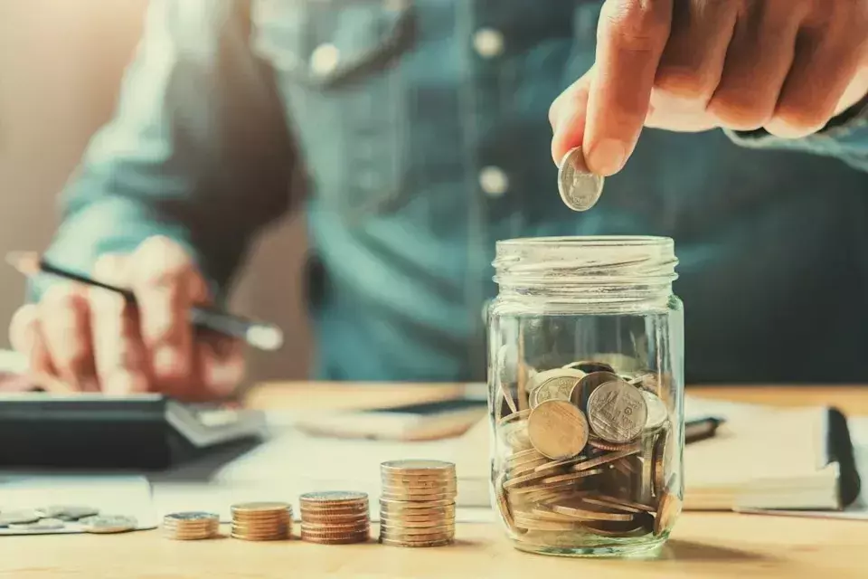 Understanding American Savings: Median vs. Average and Financial Preparedness