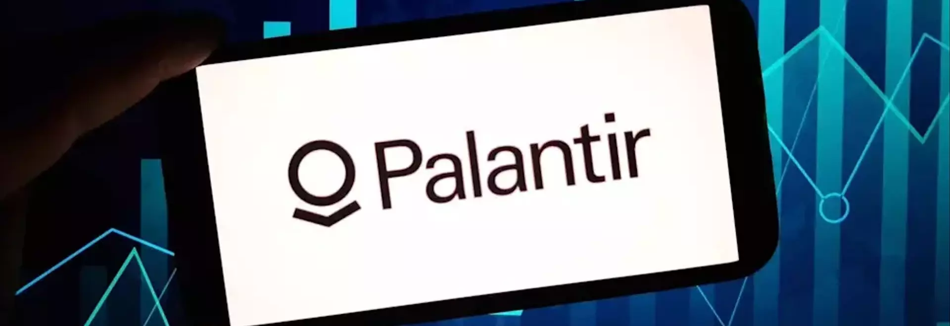 Palantir's Stock Underperforms Amidst European Contract Setbacks, Diverging from Software Peers