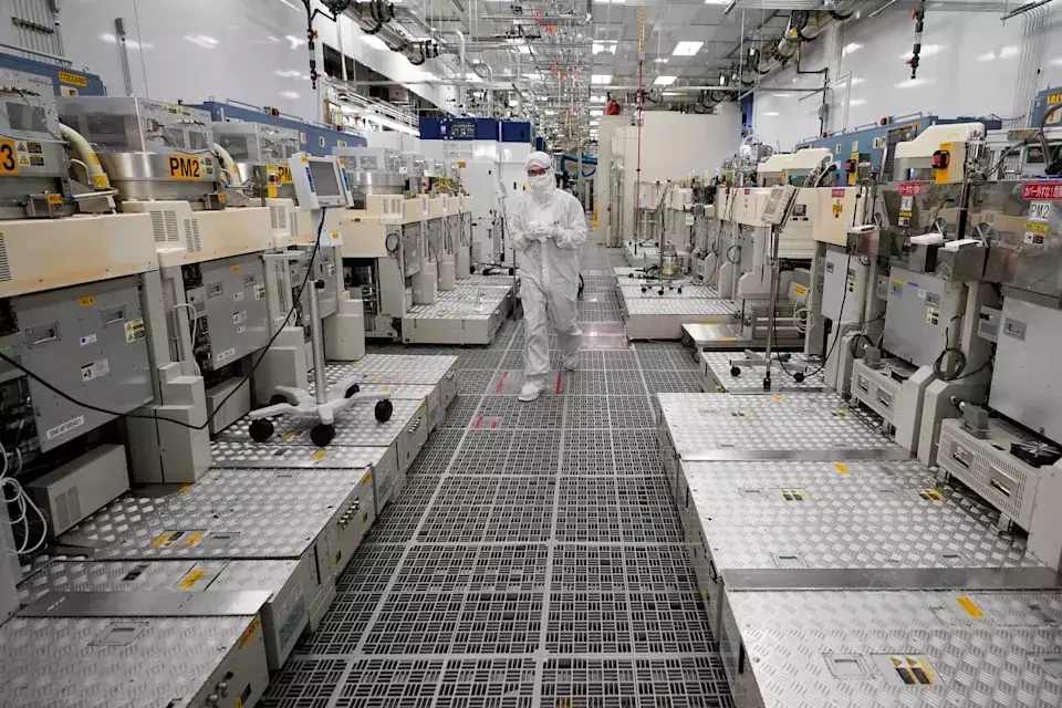 Stock Futures Show Resilience After Tech Sector Decline; Micron Earnings in Focus