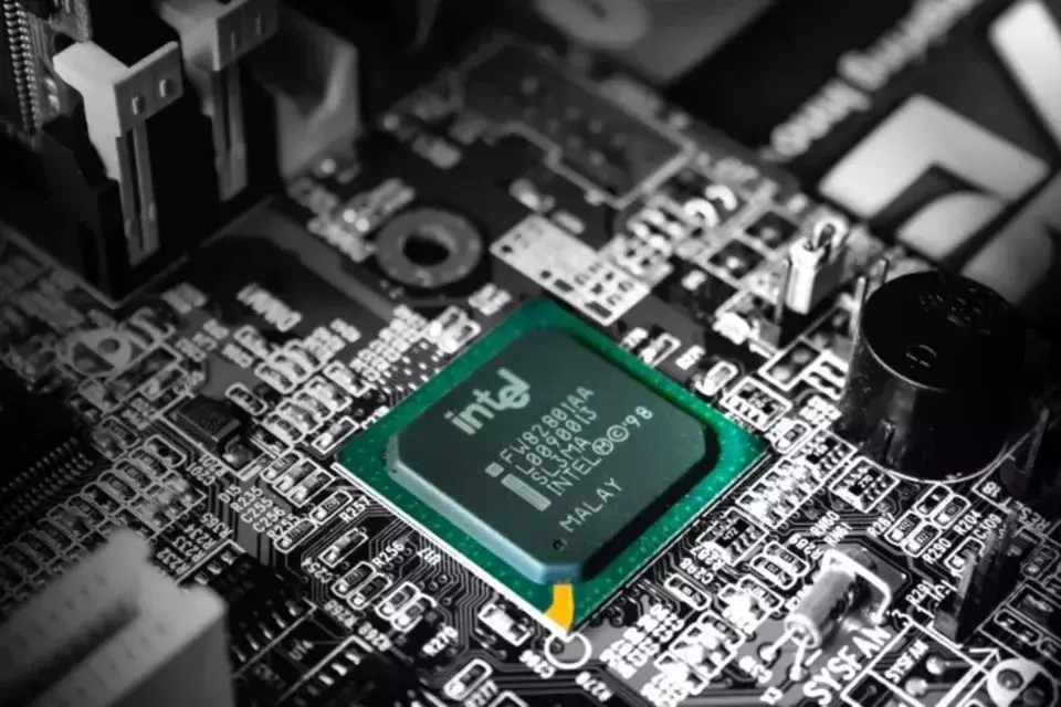 Goldman Sachs Initiates Coverage on Intel (INTC)