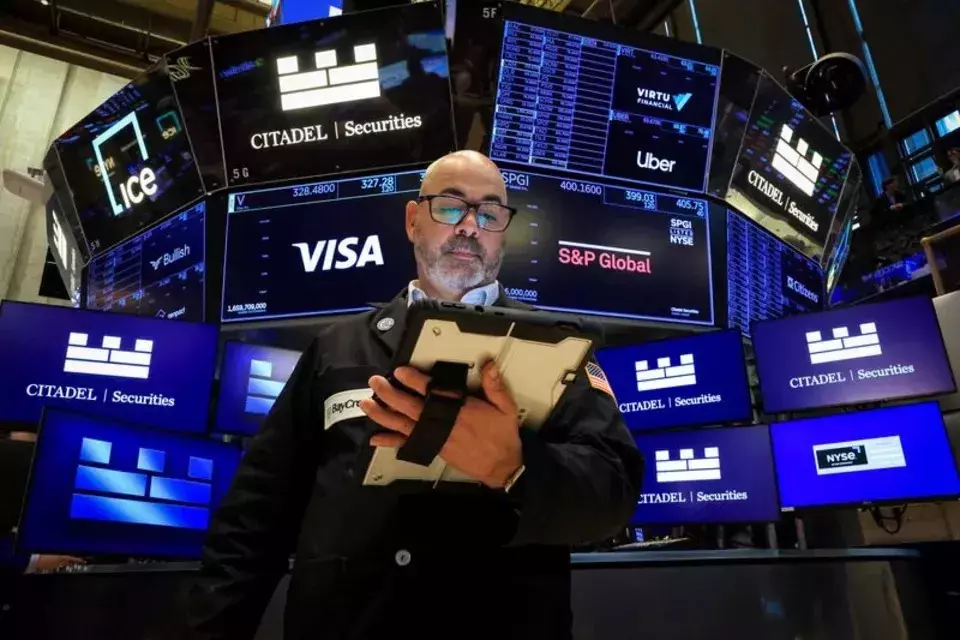 Global Market Reactions to Geopolitical Tensions and Economic Shifts