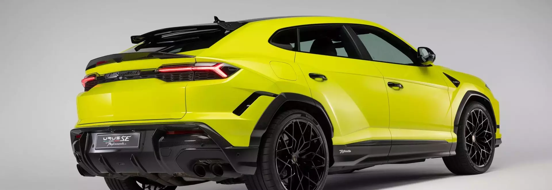 Lamborghini Unveils the Electrifying Urus SE Performante