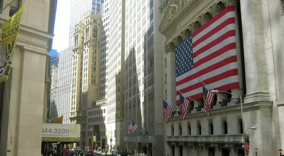 US Futures Dip Amidst Fed Remarks and Economic Data Ahead