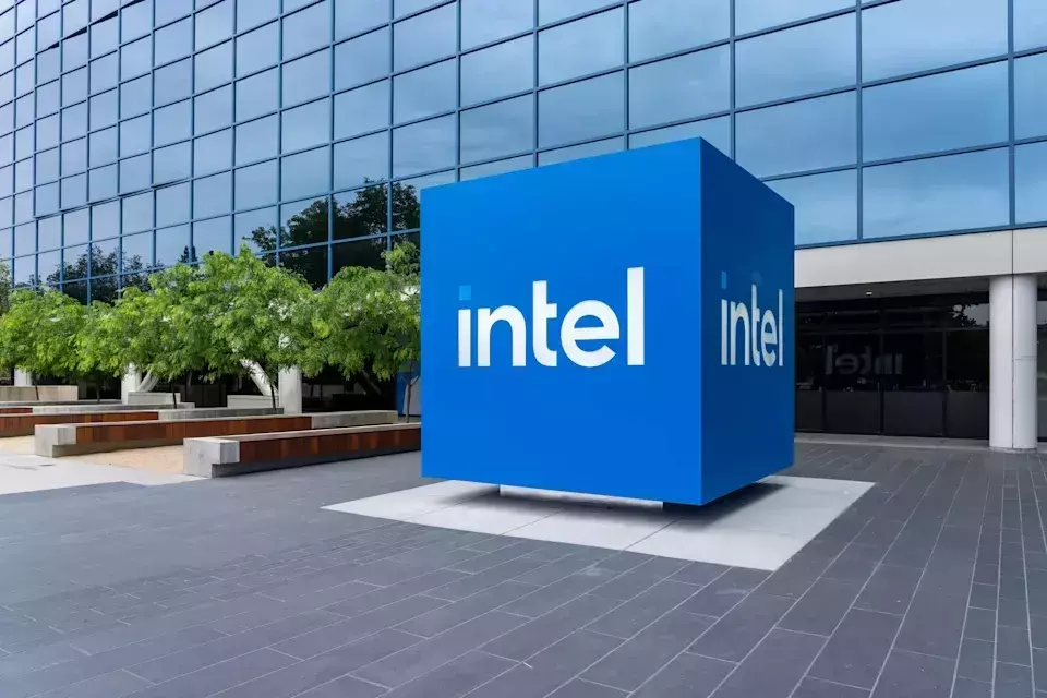 Jim Cramer's Endorsement Ignites Debate on Intel's Valuation Amidst AI Boom
