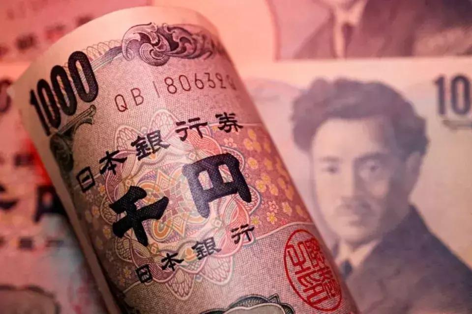 Japanese Yen Remains Weak as Investors Await Intervention, Dollar Stabilizes
