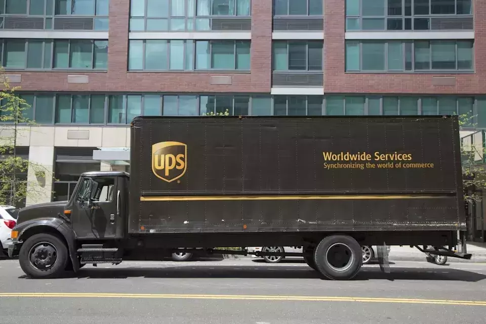 UPS Shares Gain Momentum Amidst Contract Scrutiny and Strategic Expansion