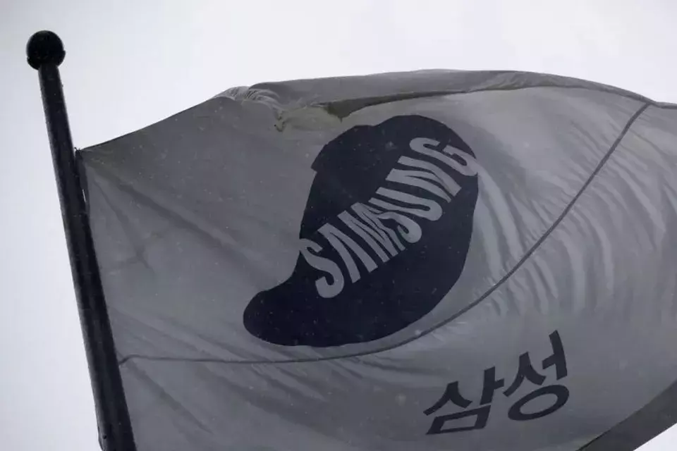 Samsung Investors Demand Share Buyback and Bonus Limits Amidst Stock Decline
