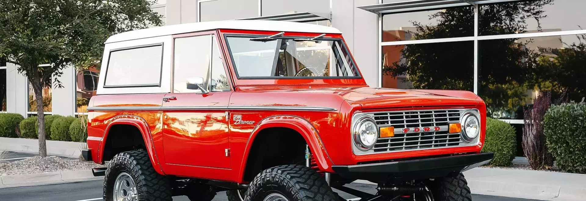 Revived Icon: The 1968 Ford Bronco with Modern Enhancements and Low Mileage