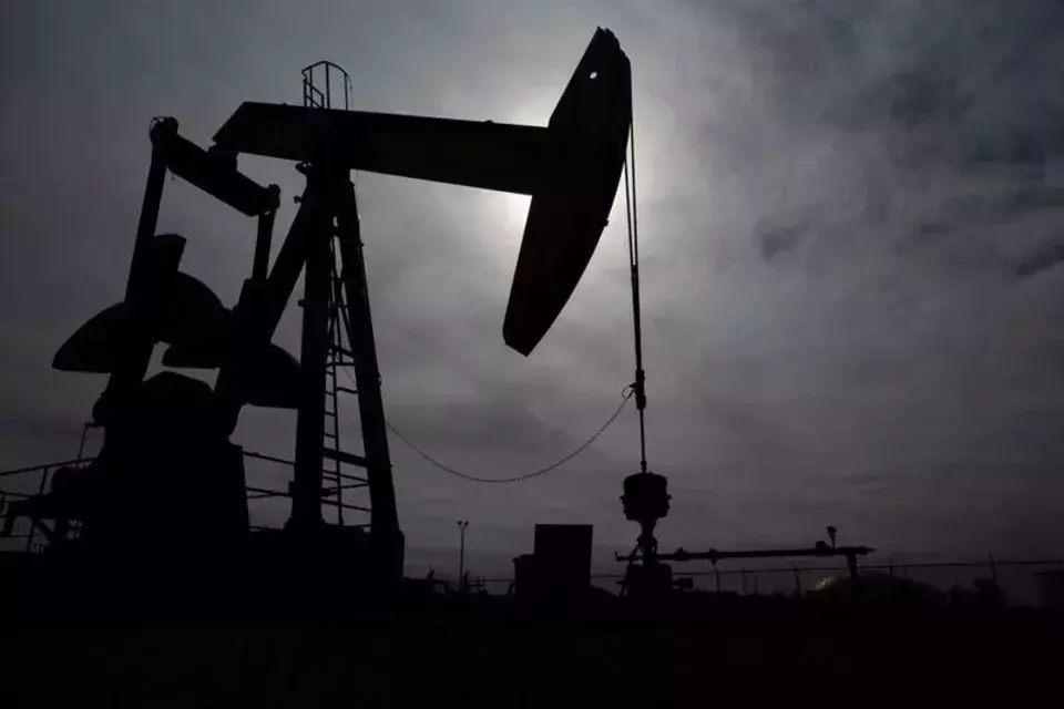 Crude Oil Prices Decline Amidst Weak Demand Outlook and Rising US Stockpiles
