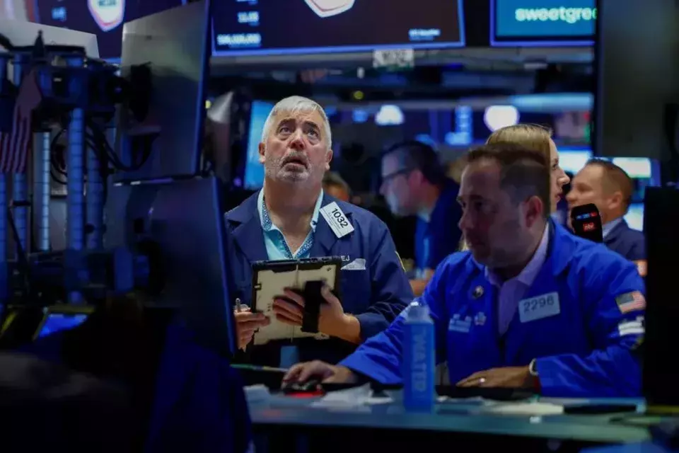 Oil Prices Surge as Global Stocks Decline Amid Geopolitical Tensions
