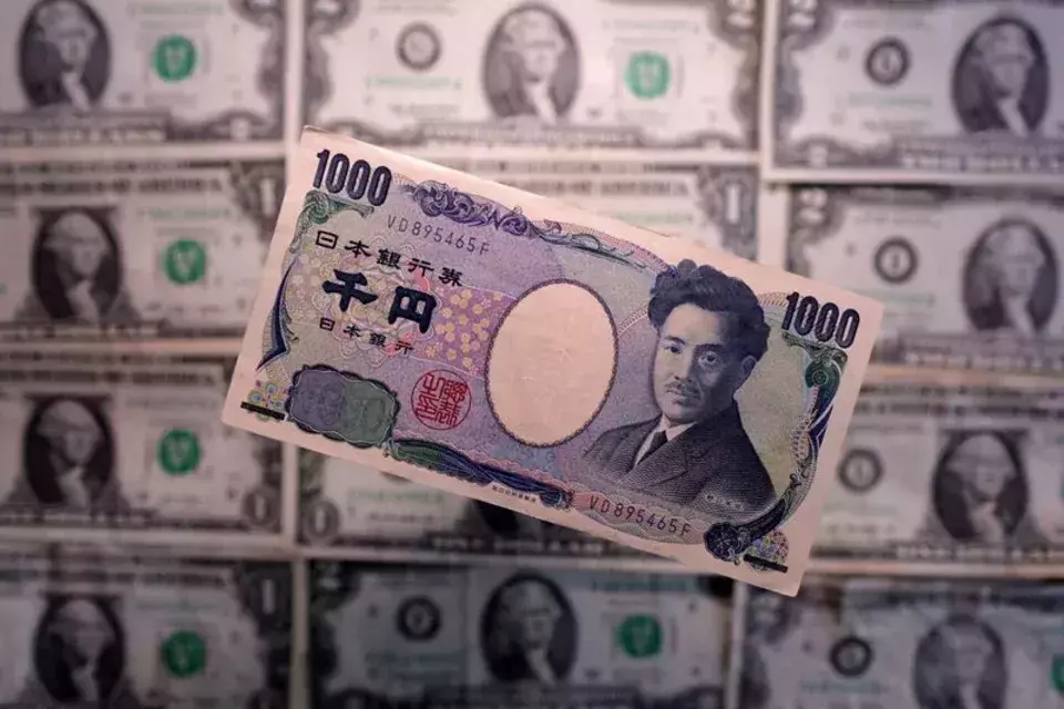 Dollar Declines to Two-Month Low as Rate Hike Expectations Wane