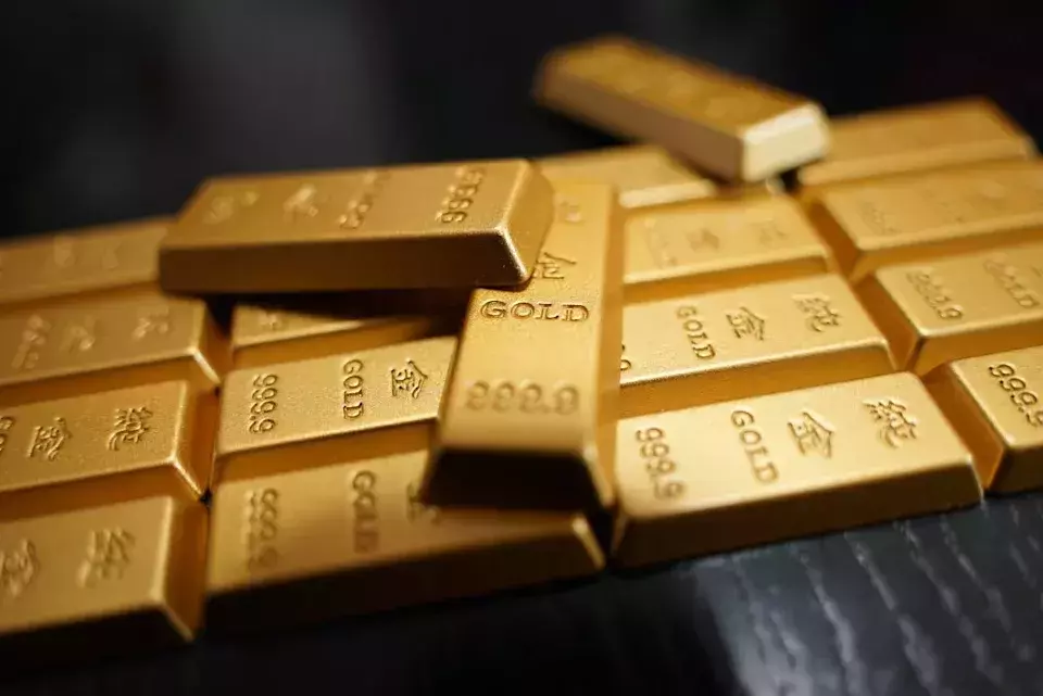 Wells Fargo Adjusts Gold Price Forecast Amidst Market Shifts