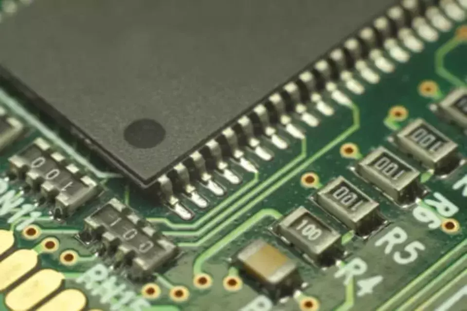 Broadcom Remains Stable Amidst ARK Investment and Google's Marvell Chip Alliance
