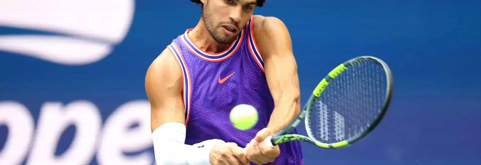 Carlos Alcaraz's Distinctive Style on the Tennis Court