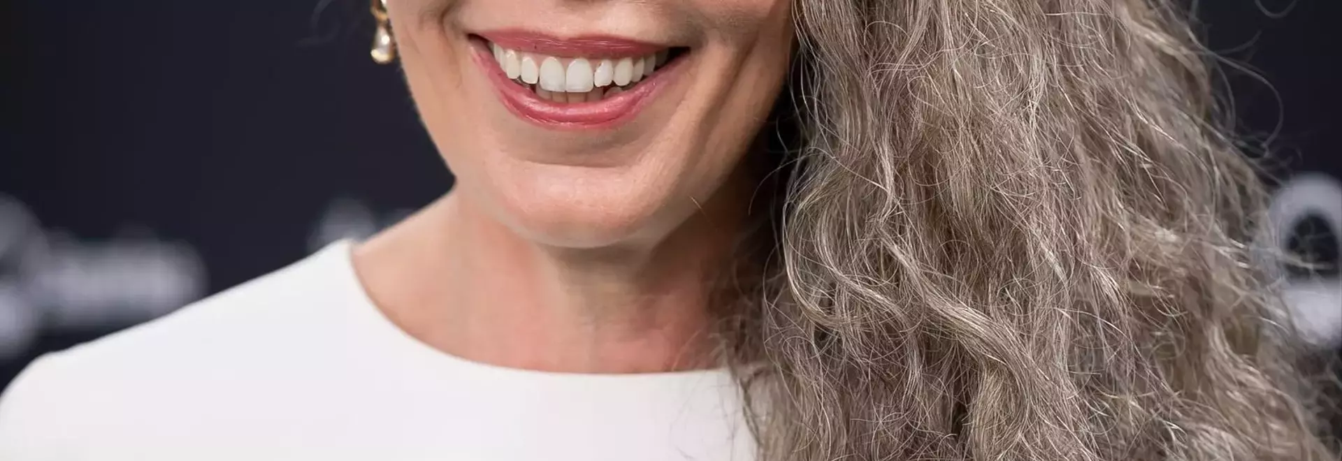 The Allure of Silver Strands: Olivia Colman's Latest Style Statement
