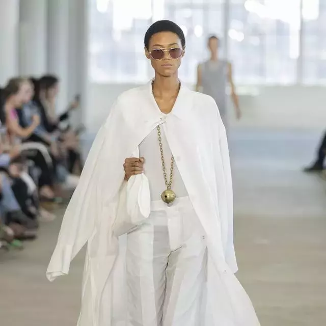 The Resurgence of Long Pendant Necklaces: A Dominant Trend on the Runways