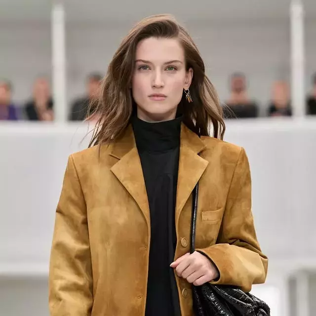 Elevate Your Autumn Style: The Versatile Suede Blazer